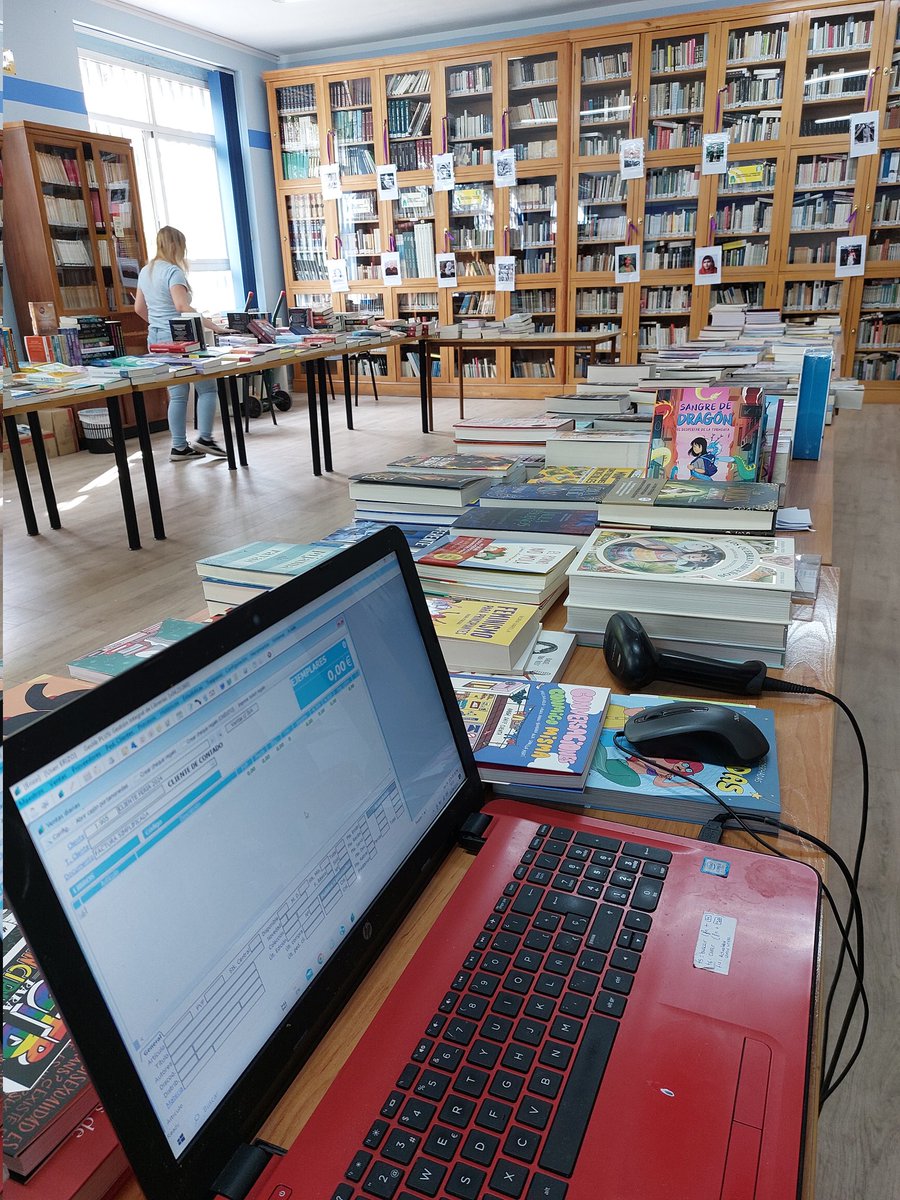 Lolapaulola's tweet photo. Hoy estuvimos entre libros en el IES Martínez Montañés en su Semana del Libro con la librería @ErizoPapel.
#libros #semanadellibro #librera #elerizodepapel https://t.co/wlDGA4s7oF