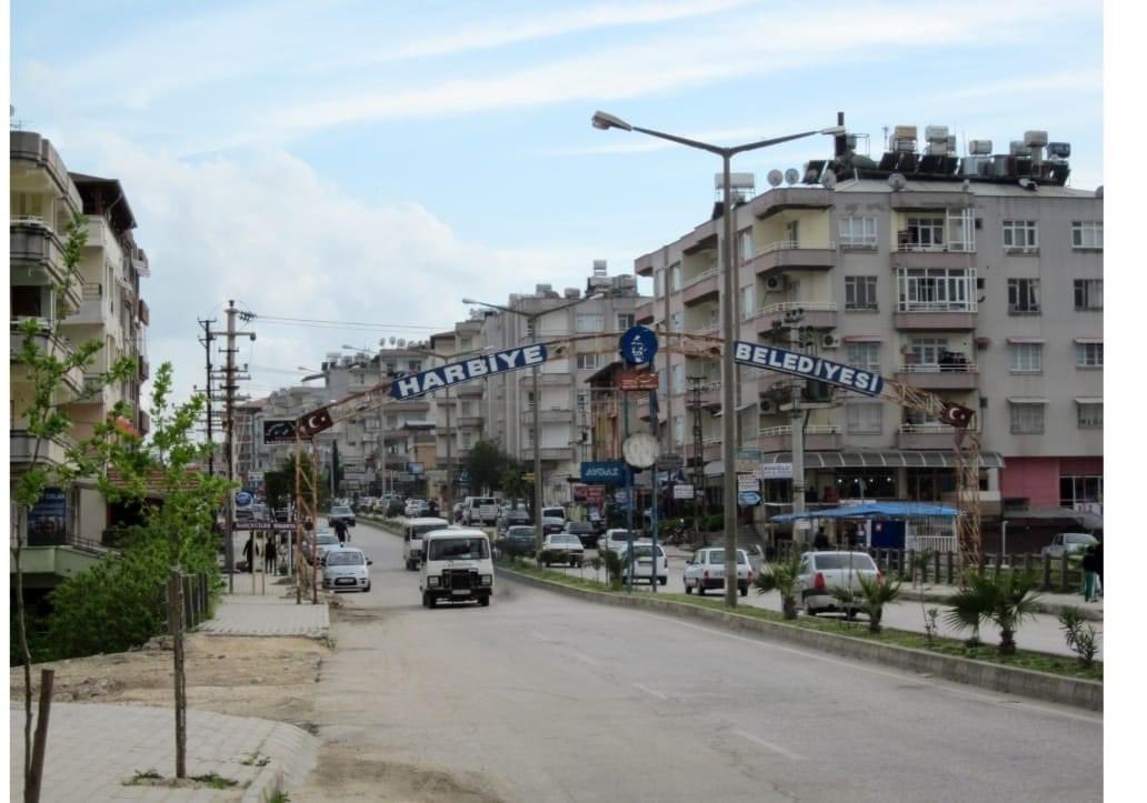 Sokaklarımız huzur kokuyordu, dolmuşlar ne kadar eski olsalarda kimse yolda kalmıyordu, harbiye pazar günleri bambaşka oluyordu,ilerlemek isterken nekadar gerilemişiz .