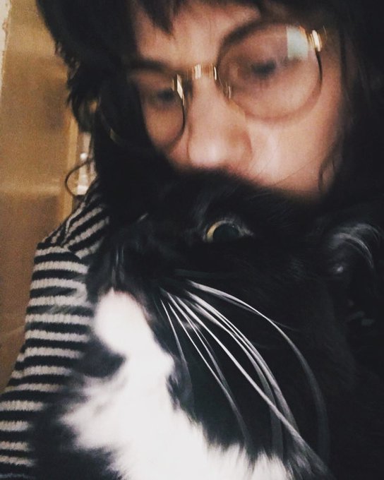 For your enjoyment: Some photos of me and my very large kitten Sweet Pea 🥹🖤 https://t.co/XTw0NT7x6U