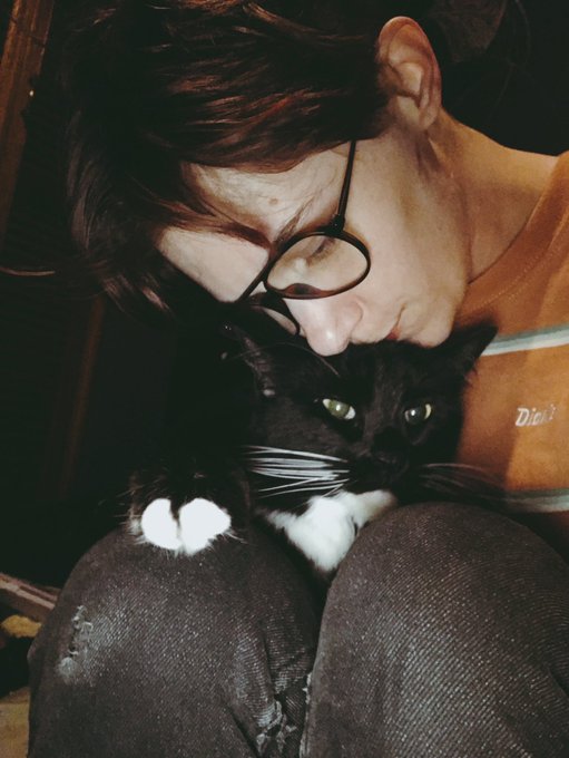 For your enjoyment: Some photos of me and my very large kitten Sweet Pea 🥹🖤 https://t.co/XTw0NT7x6U