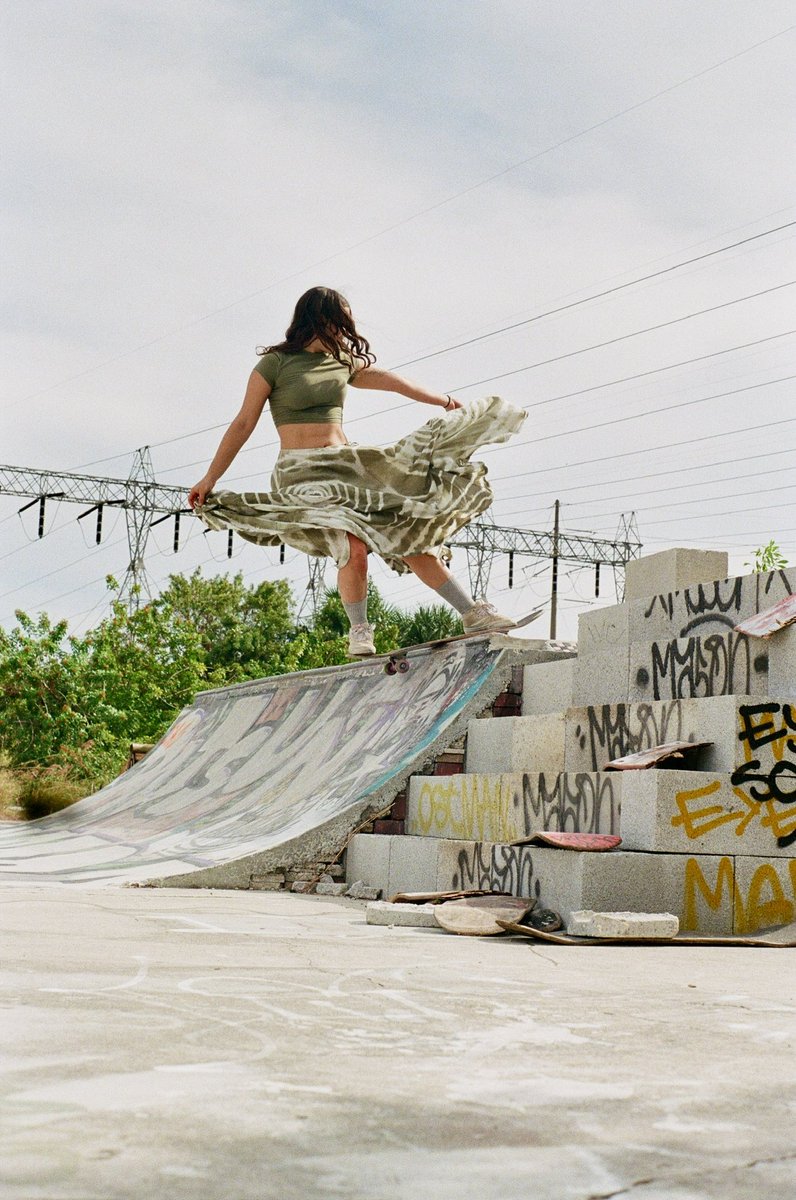 Katrina, rock to fakie

#skateboarding #skatergirl #skateboardingisfun