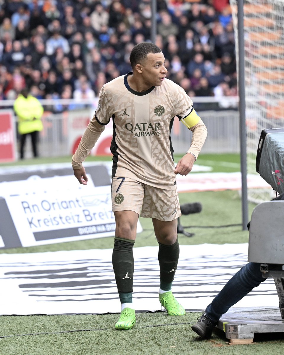 ActuFoot_'s tweet photo. 🚨 Kylian Mbappé bat son record personnel et réalise 𝗟𝗔 𝗠𝗘𝗜𝗟𝗟𝗘𝗨𝗥𝗘 𝗦𝗔𝗜𝗦𝗢𝗡 𝗗𝗘 𝗦𝗔 𝗖𝗔𝗥𝗥𝗜𝗘̀𝗥𝗘 ! 🌟

🏟️ 43 matches
⚽️ 43 buts
🎯 10 passes décisives

Son précédent record était de 42 buts sur une saison. https://t.co/NnR5oaIoaT