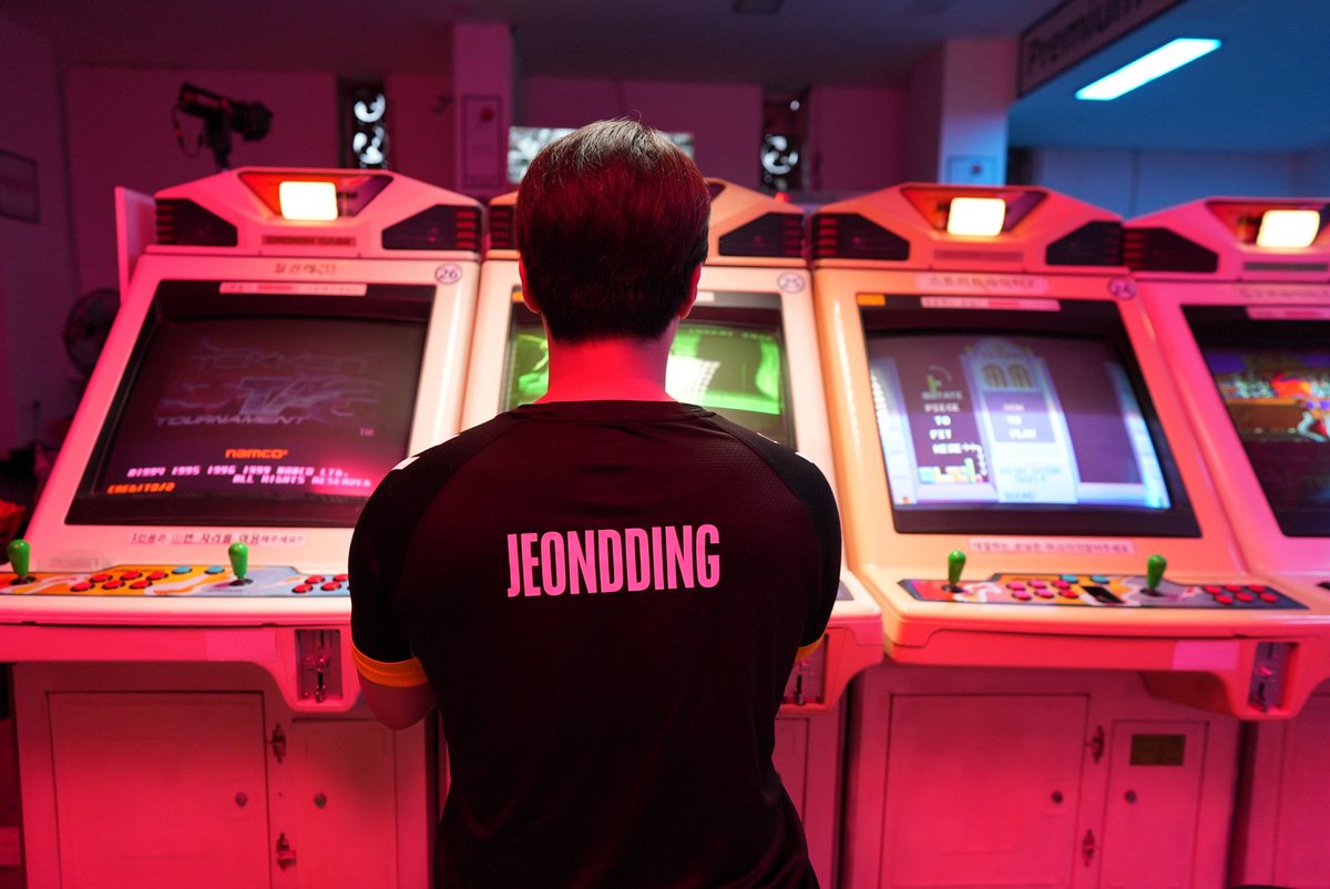 Présentation de notre joueur Tekken Sang-Hyun 'Jeondding' Jeon : Jeondding est un joueur de 32 ans passé par 2 équipes avant de rejoindre la ruche UYU et DH.CNJ eSports. Il est réputé pour être un showman en tournoi mais aussi de jouer des picks peu ordinaire.