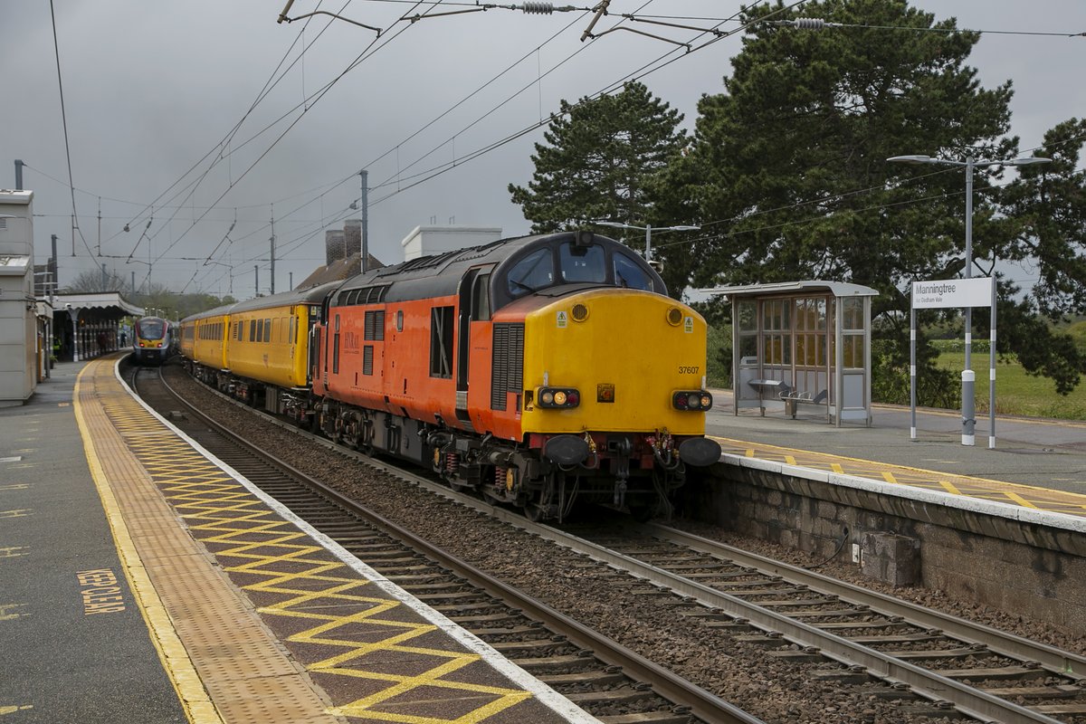 kwpartlow's tweet photo. HNRC Class 37/6 No.37607 with No.37610 on the rear run through Manningtree on 24th April 2024 with 1Q97 10:50 Ferme Park-Clacton PLPR Test train.#class37 #Manningtree #HNRC https://t.co/WPAjC6Sy6d