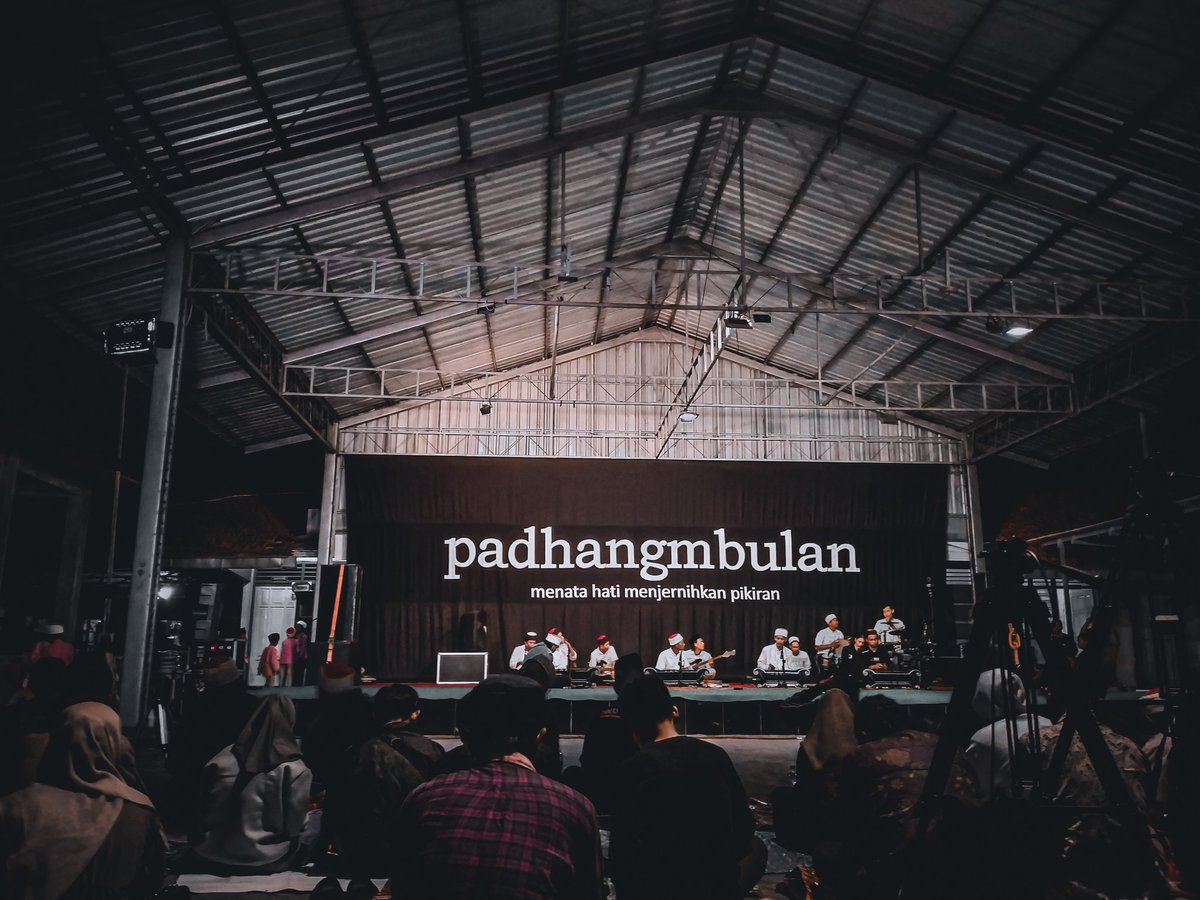 AgilAziz6's tweet photo. Siapa yang tau akan dirinya, tau lokasinya, akan dapat menentukan arah perjalanannya kemana, dan mencapai cita-cita yang dia inginkan.
~Sabrang MDP~

#padhangmbulan #caknun #bangbamgwetan #kenduricinta #mocopatsyafaat #lemutsamudro #tadabburan https://t.co/nnHyUG13dI