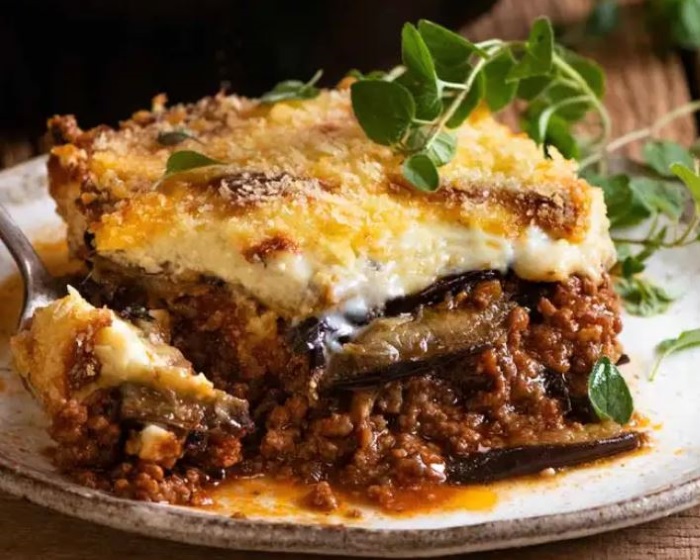 Moussaka with 🍅 ground beef, eggplant & béchamel topping
#recipe recipetineats.com/moussaka-greek…