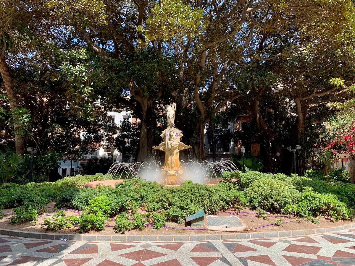 Hoy exploramos la hermosa Plaza Gabriel Miró para disfrutar de su icónica ⛲️ fuente La Aguadora 💦 ¿Te unes a nosotros? #Alicante #AlicanteTurismo #AlicanteCity