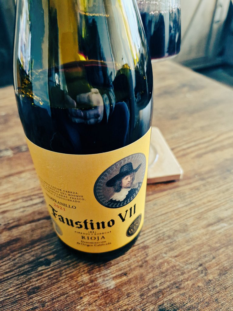 A glass of Faustino VII 
#Rioja
Nice glass of red! One of my preferred choices 👌 contemplating a celebration cigar but might save it for completion! 
#WineWednesday