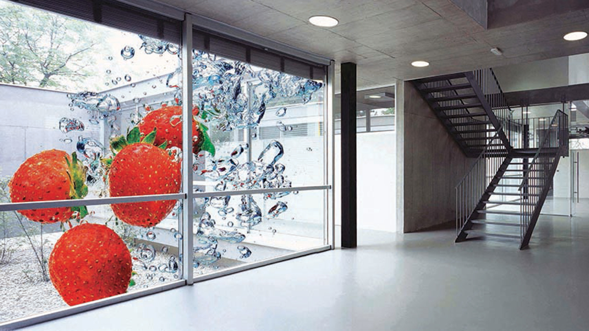 Strawberry season is coming. 🍓🍓🍓
And these ones look real enough to eat!
Recreate this stunning effect with our #MainStreet Clarity optically clear vinyl. 
#GetCreative with your windows.
#WednesdayWindowGraphics
#treckhall #wideformat #printing
#windowgraphics #decor