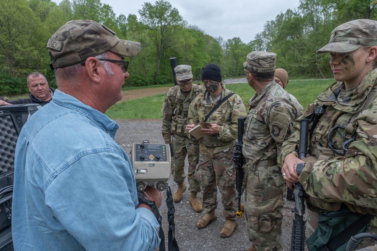 Soldiers assigned to the 58th Signal Company, @101stLifeliners, @101stAASLTDIV, conduct drone buster training during Operation Lethal Eagle IV, on April 19th, 2024, at Fort Campbell, Ky. #Readiness #BeAllYouCanBe #ArmyTeam #Soldiers @18airbornecorps @USArmy