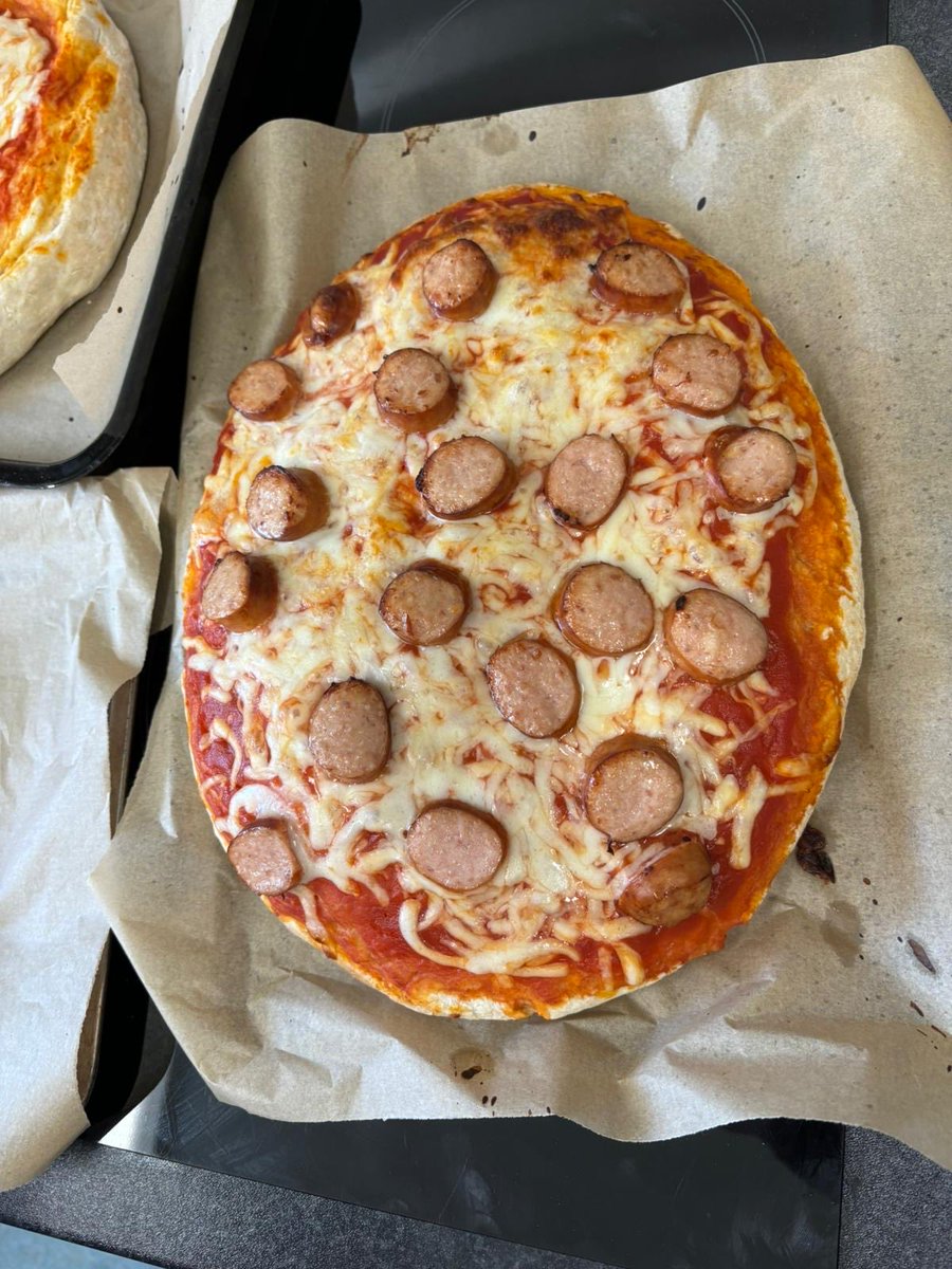 Forth class incorporated Science into their cooking lesson this week when they added yeast to the pizza dough to make a deep pan base. ⁦@knoxacademy⁩