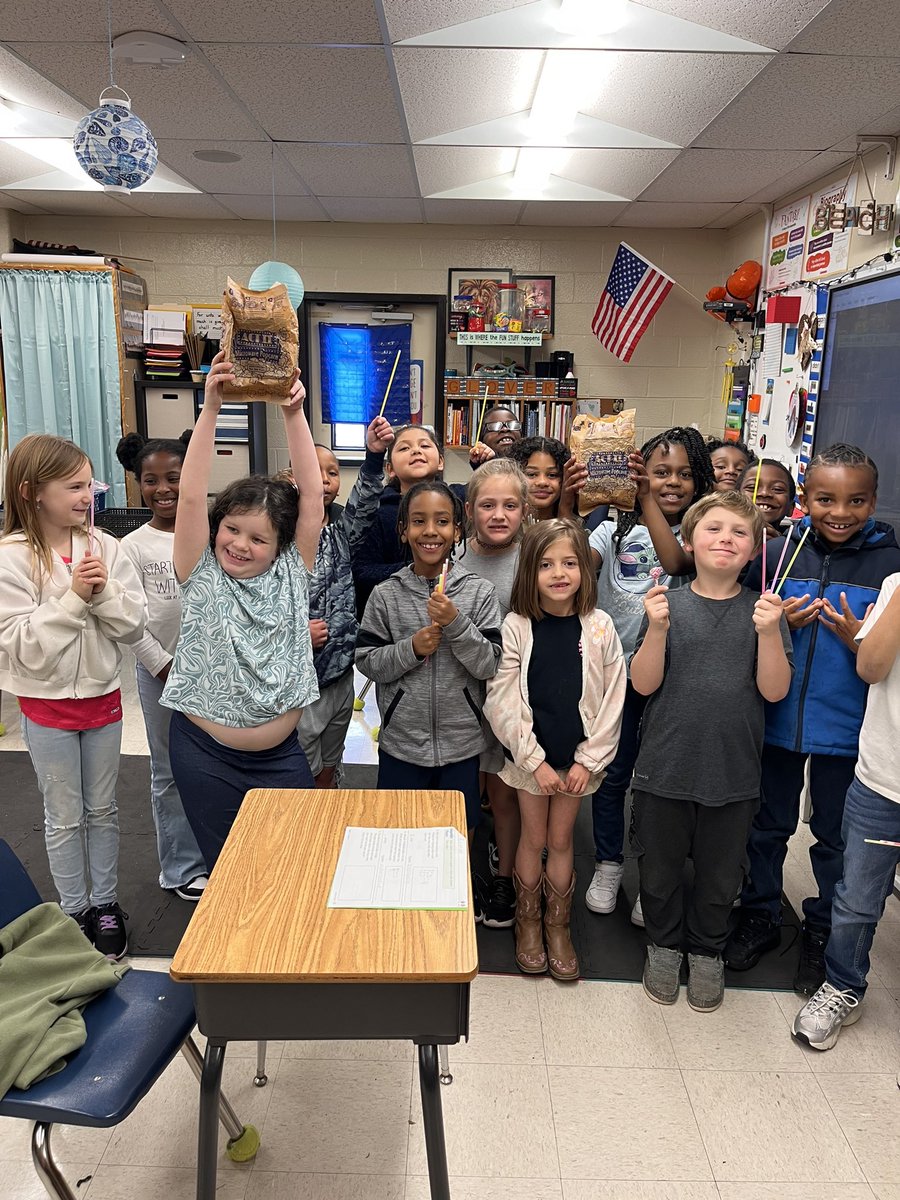 gilbert_annette's tweet photo. @HeardMixon-we Celebrated NoPlaceForHate🎉🎉We’re All standing on LOVE 💗 🤟🏽🤟🏻🤟🏽and not hate 👏🏽 https://t.co/pi13Rs6rBs