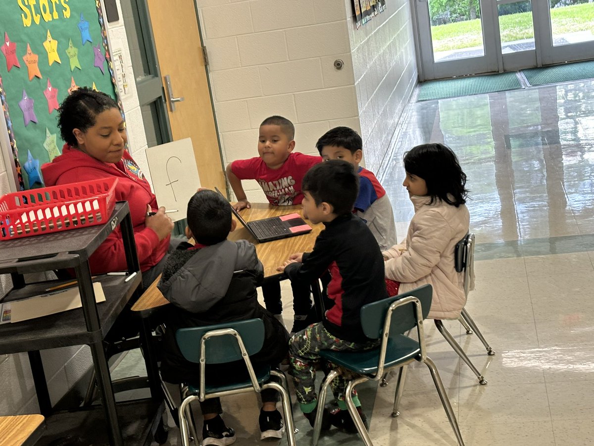 Today made my heart smile!  All hands on deck! Moving with a sense of urgency at <a href="/HopeValleyDPS/">Hope Valley DPS</a> @DurhaPublicSch @drstacydstewart <a href="/DrNicholasKing/">Nicholas King</a> <a href="/AKAFerrell_EdD/">Dr. Kimberly Ferrell</a> 📚