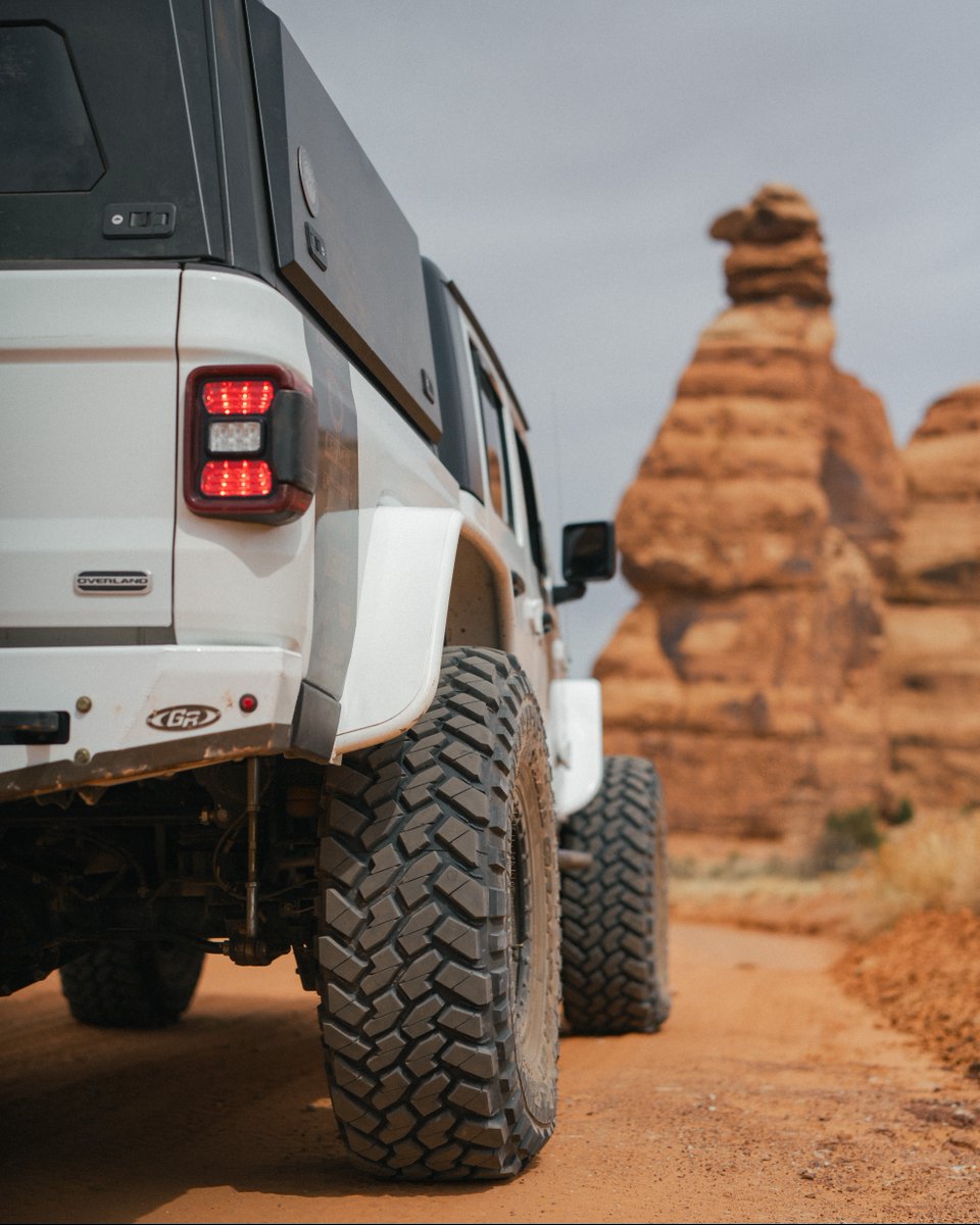 Taking those roads to some upgrades. 😎

☝ Click Link In Bio To Learn More ☝

#STOPPINGTHEWORLD #R1concepts #teamR1
#jeep #gladiator #overland #rubicon #overlandvehiclesystems #genrightoffroad #nittotire #fueloffroad #r1forgedseries #rockkrawler