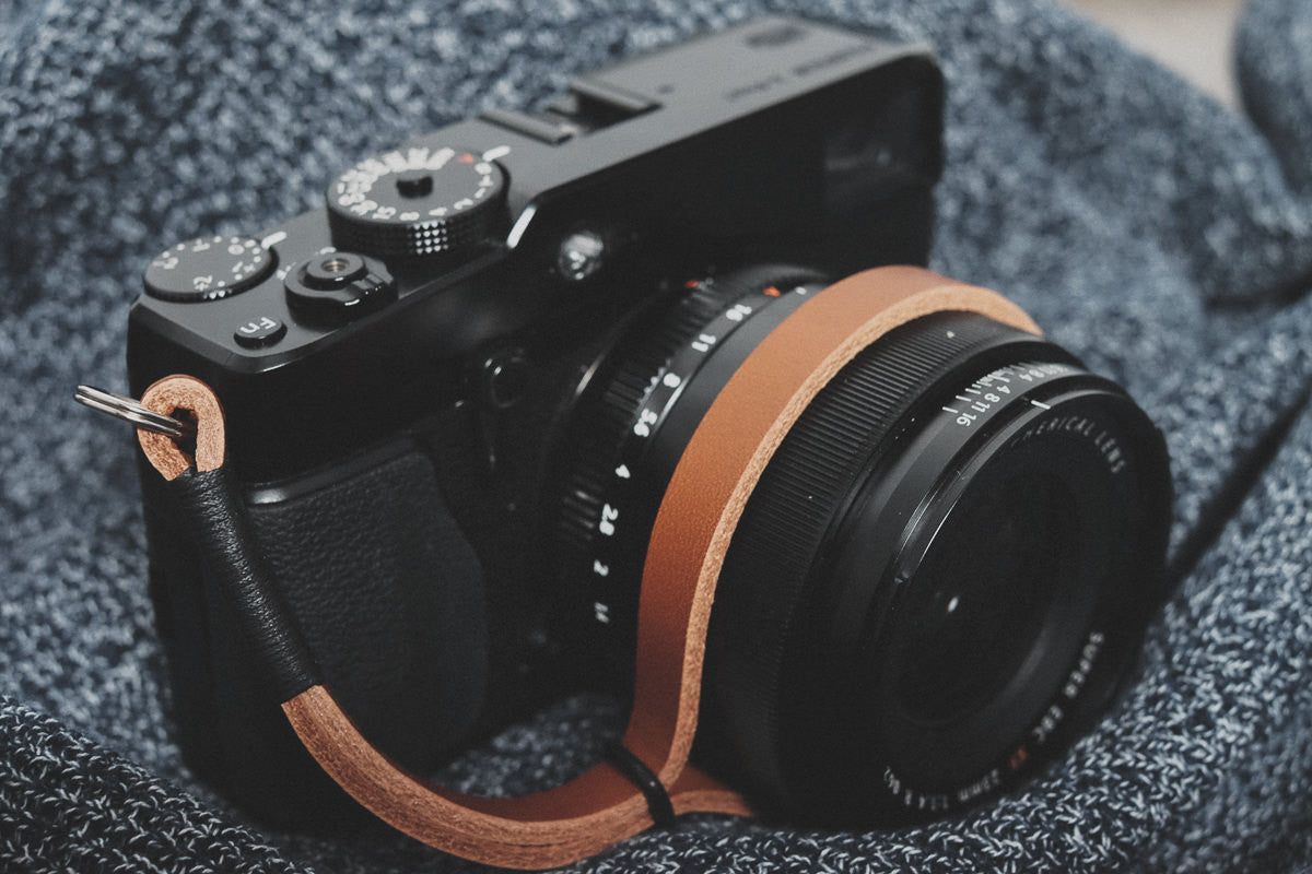 Made from veg tan leather, our black on tan leather camera wrist strap features 1mm waxed polyester binding and is ideal for the photographer looking for a reliable, secure way to carry their camera. #streetphotography #fujifilm #cameragear buff.ly/2jO4Mkv