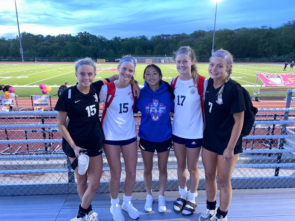 LaurenShuert's tweet photo. it’s always fun competing with and against club teammates :) 
cant wait to be back with these girls so soon 😁😁 https://t.co/VBBF2g3XGO