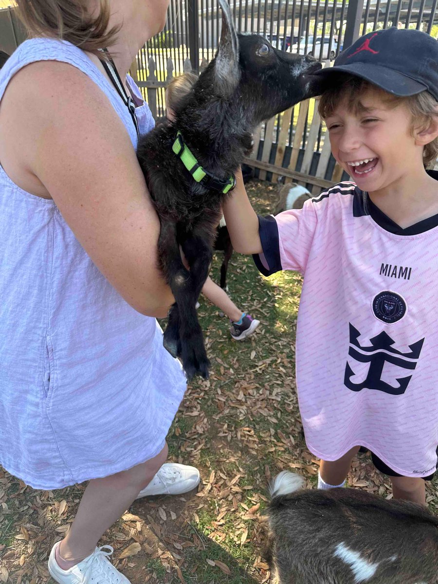 Carter’s Farm visited Kindergarten this week! We had so much fun petting all the cute animals. 🐐🐓