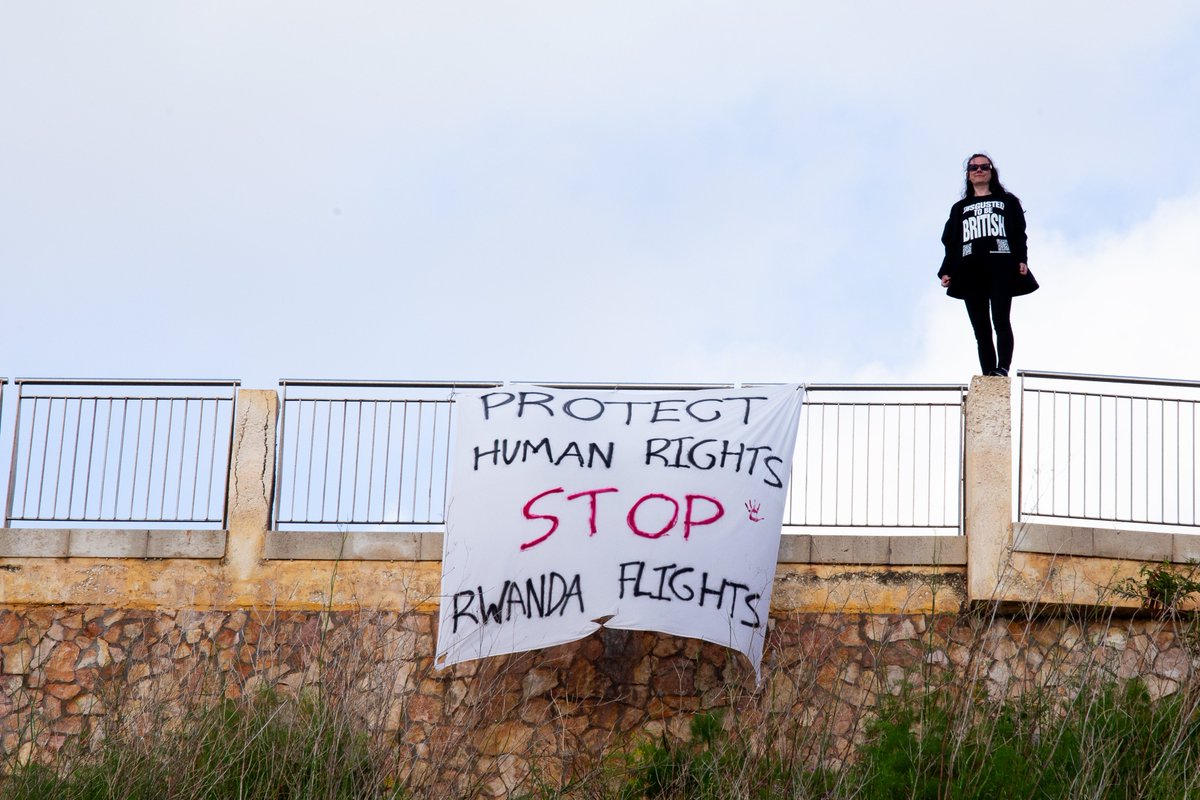 Welcome <a href="/JamesCleverly/">James Cleverly🇬🇧</a> to Lampedusa!
Just 2 days after the UK passed its racist "Safety of Rwanda" bill, the UK's Home Secretary, visited the island during an Italian tour.