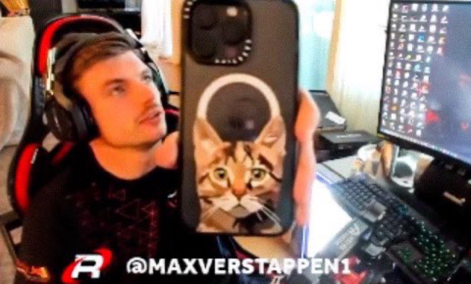 NAWHHH HE HAS A CAT PHONE CASE 😭😭😭