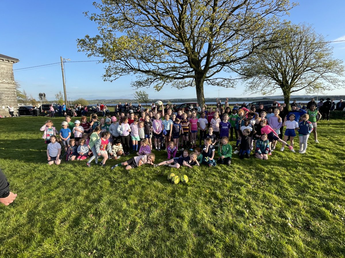 GiaT_LRFC_22's tweet photo. A super crowd of outstanding @loughrearfc girls came out for “Give it a Try” tonight in the Fairgreen in Loughrea. Approx 90-95 girls came out for fantastic fun-you could hear the laughter all over town!! @loughreaonline @Connachtwomen @IrishRugby #FutureStars https://t.co/x4EYDyRxID