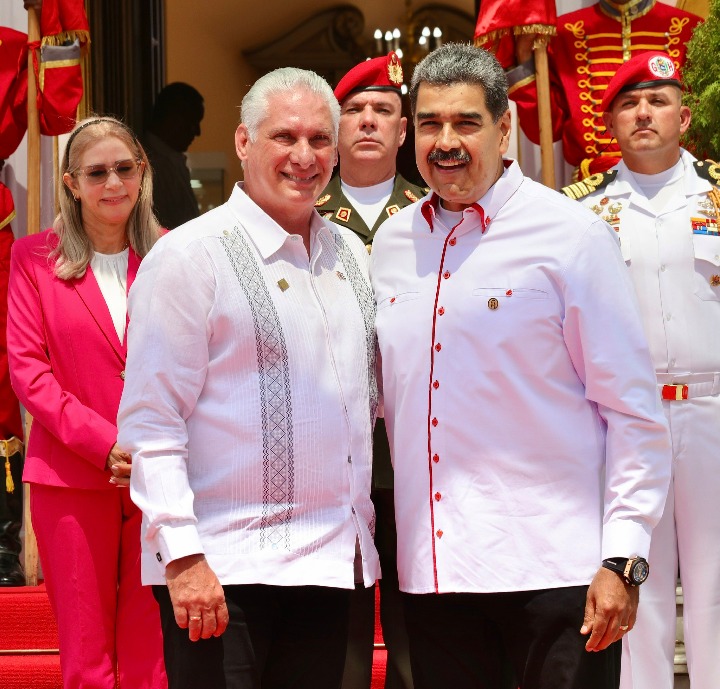 'De última Hora' El presidente de Venezuela @NicolasMaduro recibió a nuestro presidente @DiazCanelB. 👉 La hermandad entre los pueblos en el @ALBATCP #DeZurdaTeam🤝🐲