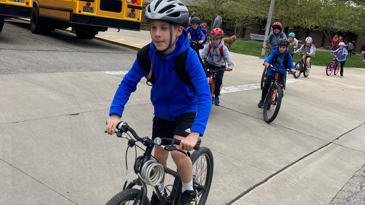 50+ riders on our #bikebus on a cold, blustery morning in Ohio. Day with our #biketoschool @WoHillsHawkeyes challenge. Go Hawkeyes. Keep rolling! #itsworthit @wcsdistrict #bicibús