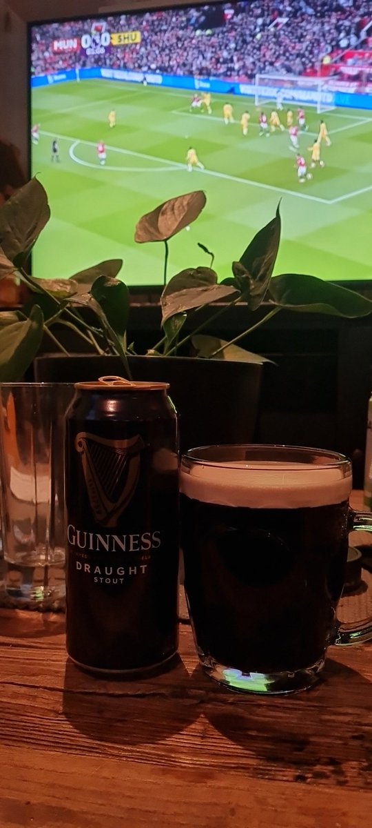 Ahhhh.... Øl og føtball gett. Je lever livet nå du 🍻