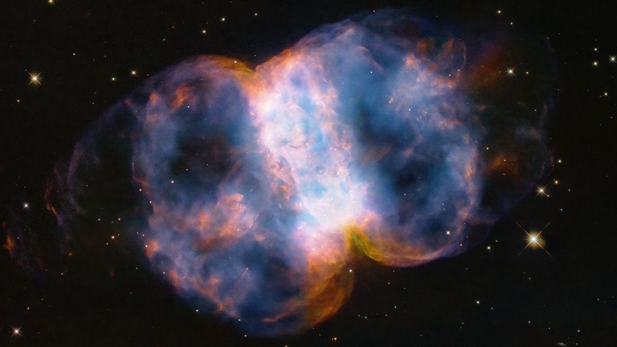 Hubble telescope celebrates 34th anniversary with an iridescent Dumbbell Nebula (image) trib.al/B9HXyM5