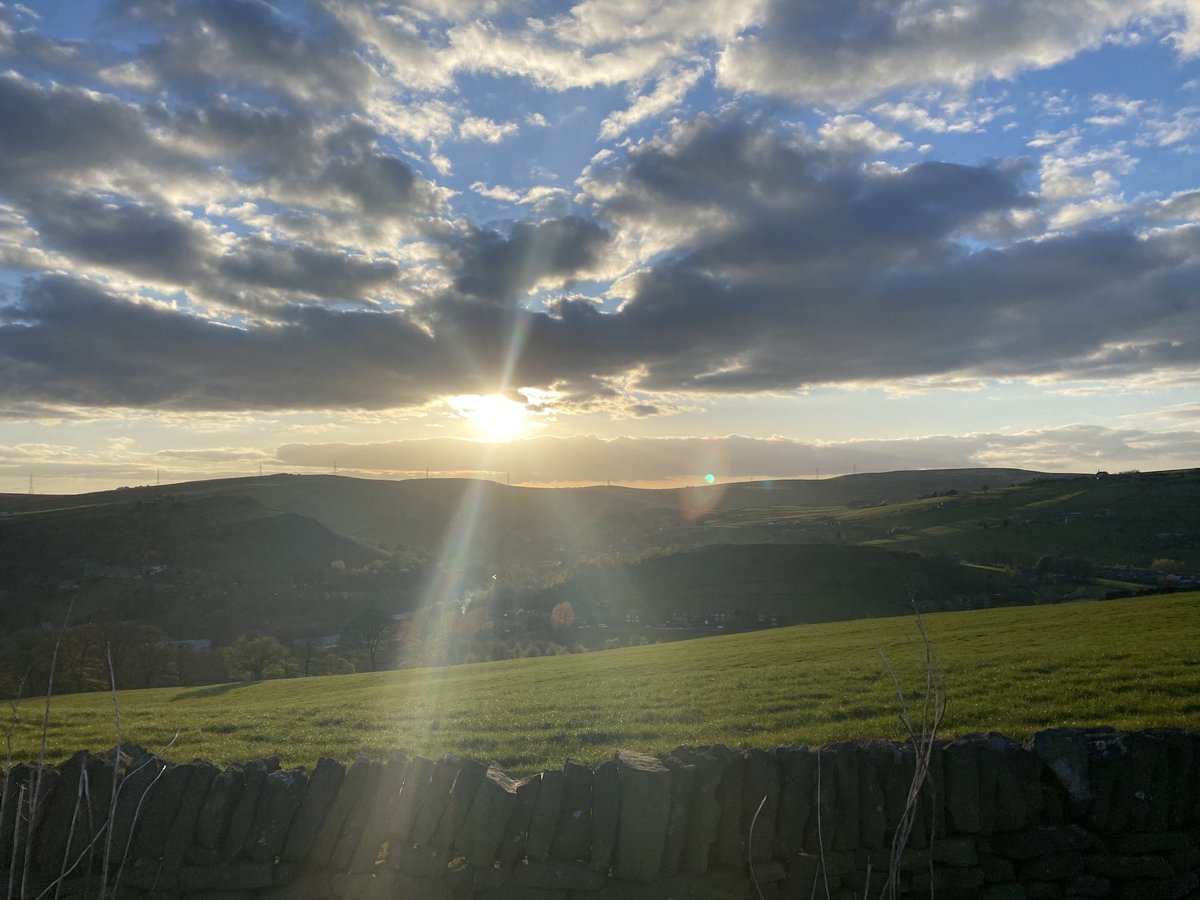 What a beautiful evening we’ve just had in #Saddleworth #Oldham 😎 After a busy day it’s been bliss to go on a solo walk from my doorstep up Lark Hill to look over ⁦@OfForts⁩ I only passed 4 people but saw big skies, lots of sheep and a beautiful sunset #selfcare #nature 🙏