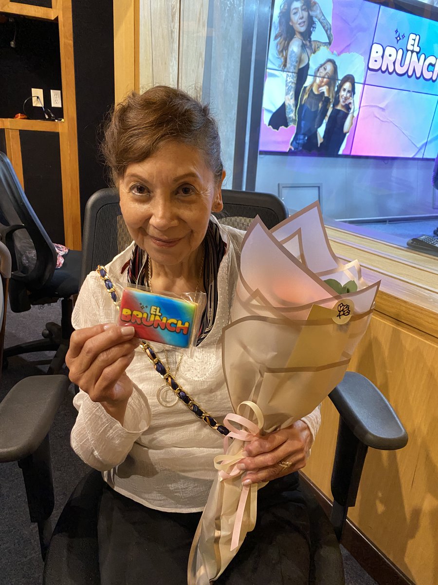 elbrunchfm's tweet photo. ¡El día de hoy tuvimos una invitada MUY especial en El Brunch! 💖✨

Llegó la hermosísima mamá de nuestra querida @RivaPopMusic, quien el día de ayer cumplió años y vino desde Colombia, para pasar tiempo con su hija y aprender un poco del mundo de la radio.

¡LA AMAMOS! https://t.co/Ulj17mqIS2