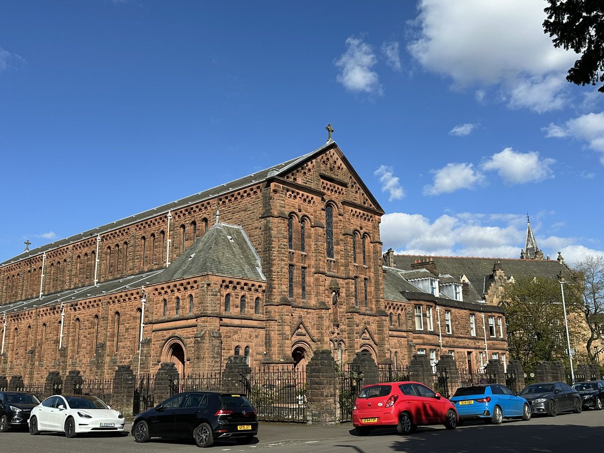 Victorian and Edwardian Crosshill looking lovely in the sun this evening. Holy Cross Church designed by Pugin & Pugin in 1911, with the baronial Dixon Halls visible in the background, designed by Frank Stirrat in 1879. #Glasgow