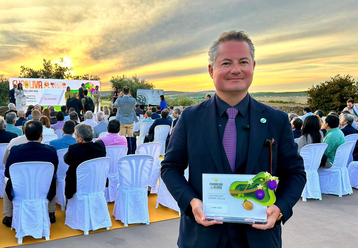 UnicoGreen_of's tweet photo. Hoy estamos de celebración 👏🏼 👏🏼 

El fundador de Único Green, Jorge Coelho, consigue el Premio a la Sostenibilidad y Economía Circular, de la Fundación del Olivar, por su innovador trabajo en el uso y aprovechamiento del olivo.

#ÚnicoGreen #BioRoad #carreterassostenibles https://t.co/H5RHv2Hdib