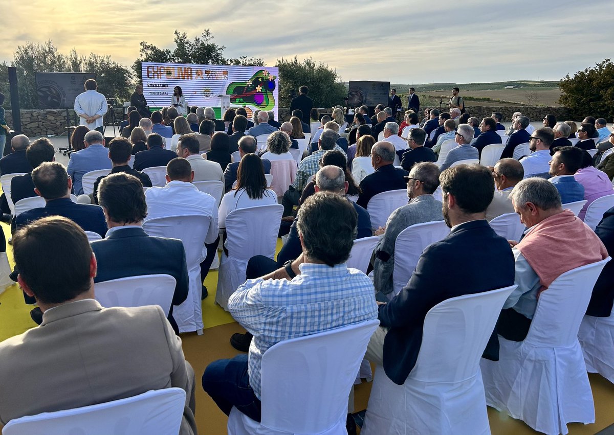 UnicoGreen_of's tweet photo. Hoy estamos de celebración 👏🏼 👏🏼 

El fundador de Único Green, Jorge Coelho, consigue el Premio a la Sostenibilidad y Economía Circular, de la Fundación del Olivar, por su innovador trabajo en el uso y aprovechamiento del olivo.

#ÚnicoGreen #BioRoad #carreterassostenibles https://t.co/H5RHv2Hdib