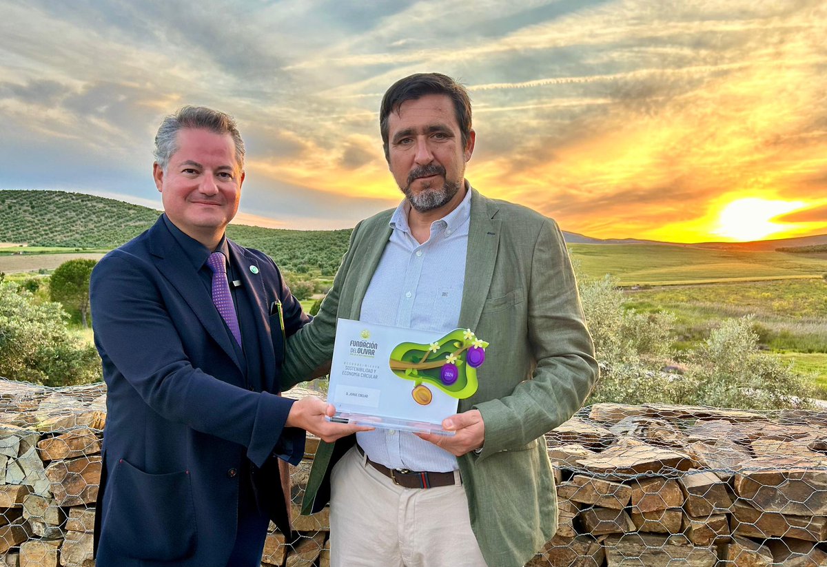 UnicoGreen_of's tweet photo. Hoy estamos de celebración 👏🏼 👏🏼 

El fundador de Único Green, Jorge Coelho, consigue el Premio a la Sostenibilidad y Economía Circular, de la Fundación del Olivar, por su innovador trabajo en el uso y aprovechamiento del olivo.

#ÚnicoGreen #BioRoad #carreterassostenibles https://t.co/H5RHv2Hdib