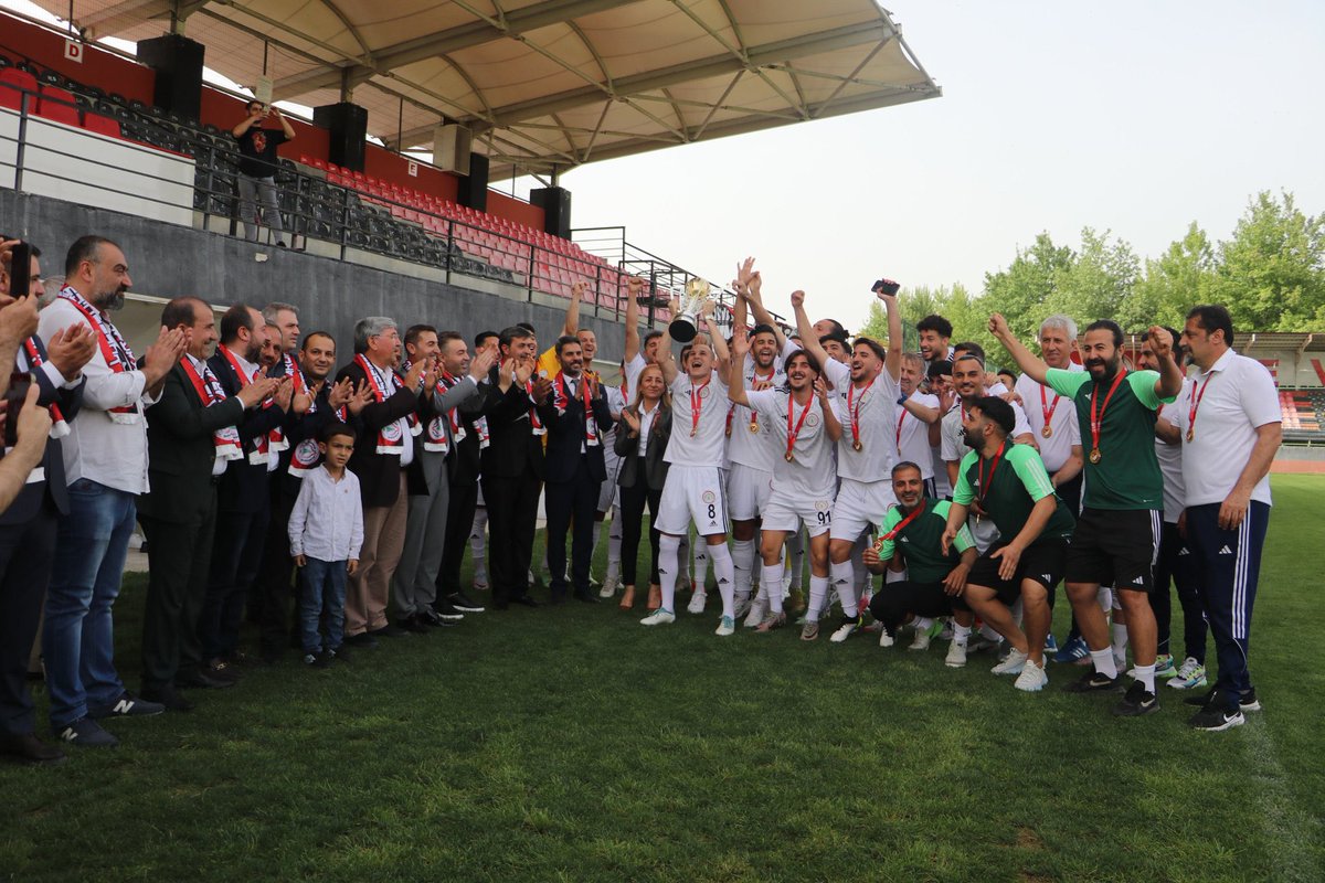 akaytan63's tweet photo. ŞAMPİYON👏👏👏
Ülkemiz futbol camiasının güzide kulübü TFF 3. Lig 3. Grup şampiyonu Karaköprü Belediyespor'umuz kupasına kavuştu.
Katkı sunan, emek veren herkesi tebrik ediyorum
2. ligde başarılar diliyorum…
@Karakopruresmi https://t.co/bMyOHVKcD2