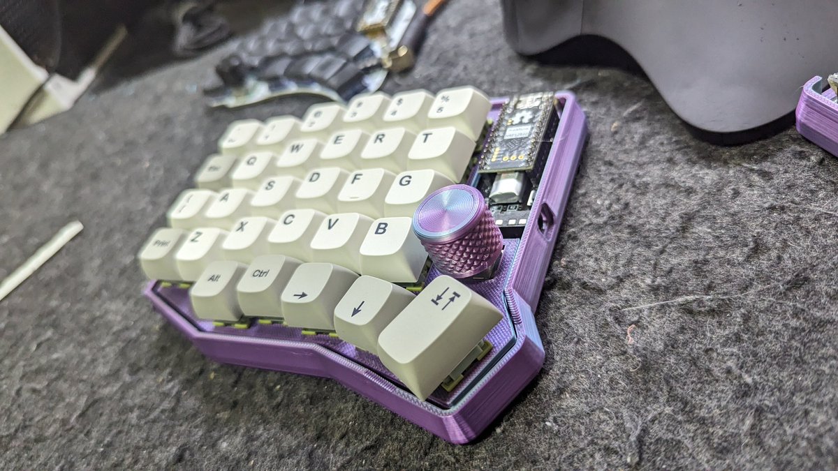 Keeb do dia: Board: Sofle v2 Wireless Switches: Silent Lemon (tactile, 48gf) Keycaps: XDA vintage EN Case: Duo color Amethyst