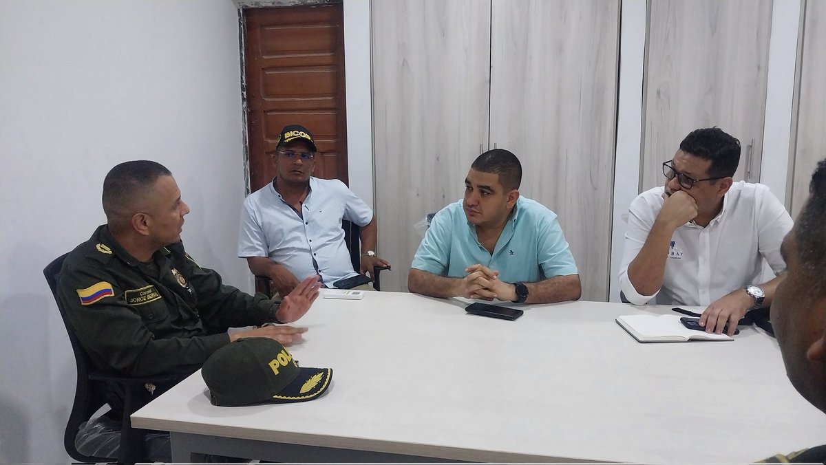 PoliciaStaMarta's tweet photo. En compañía de Luis Fernández Quinto, alcalde de Ciénaga, y Alfredo Navarro Manga, mandatario de Sitionuevo, diseñamos estrategias para fortalecer la convivencia y seguridad ciudadana en estos municipios. Se implementaron dispositivos especiales para combatir la criminalidad. https://t.co/JTmMY3ZFhP