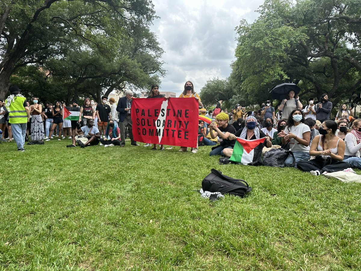 Here is the current scene at the south lawn in front of the UT Tower. Palestine Solidarity Committee has gathered on the lawn. UTPD standing on the edge of the lawn