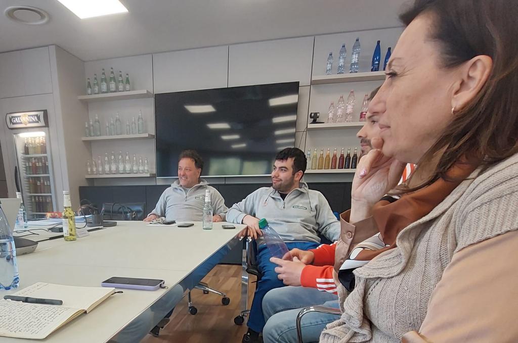 DSantini74's tweet photo. Oggi in #VaLDiMeti Apecchio(PU)primo incontro x primo integrativo aziendale.Per @fai_cisl Marche #SGSantini e @MariaGr09569424 di @FelsaCisl Marche:"Questa sinergia porta al Tavolo un clima disteso con Azienda, per i lav.diretti ed indiretti.Partenza molto positiva!"@cislmarche https://t.co/LQ0xCHUIkK