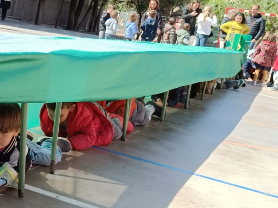 🌹Setmana plena d'activitats! Intercanvi de llibres, teatre, venda de roses, jocs medievals, dinar temàtic... Visca Sant Jordi a l'escola!

📢 Per cert, el núm. premiat de sorteig llibres  (el 948) no es va vendre.  Estigueu atents a l'ONCE d'avui!

#escolamontsantreus #santjordi