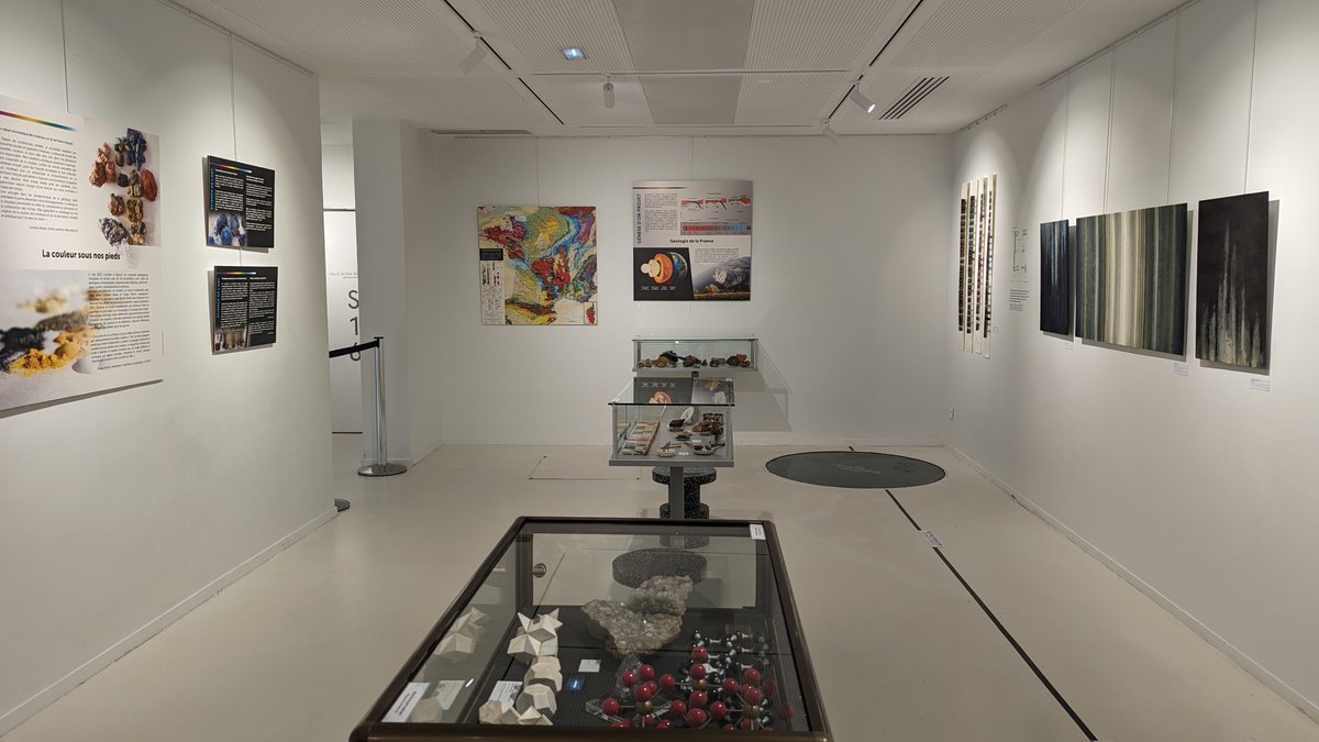 Vernissage des deux nouvelles expositions temporaires de la #MaisonPoincare ce soir : Infra-Terre, et générations intuitives, deux mises en scène esthétiques et artistiques des #maths à admirer jusqu'en juillet ! 

<a href="/Sorbonne_Univ_/">Sorbonne Université</a> <a href="/CNRS_INSMI/">CNRS Mathématiques</a> <a href="/CNRS_Paris/">CNRS Paris-Centre</a> <a href="/InHenriPoincare/">IHP</a>
