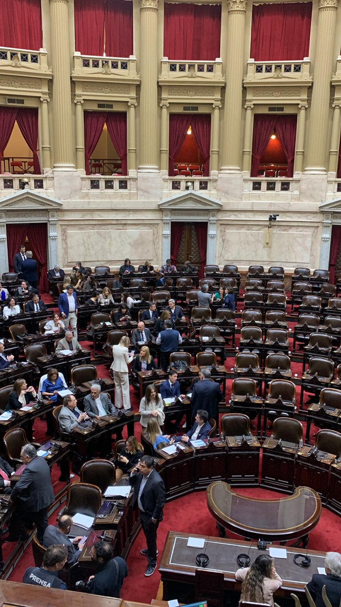 icevainillaice's tweet photo. Diputados opositores pidieron tratar el financiamiento educativo.
Apoyaronel peronismo, la izquierda y algunos de la UCR.
El macrismo y la LLA no acusaron aún el golpe de ayer y NO
fueron.
No hubo sesión.
No digan más que les importa la educación pública.
Cómplices. https://t.co/24Oy8Ow8Tm
