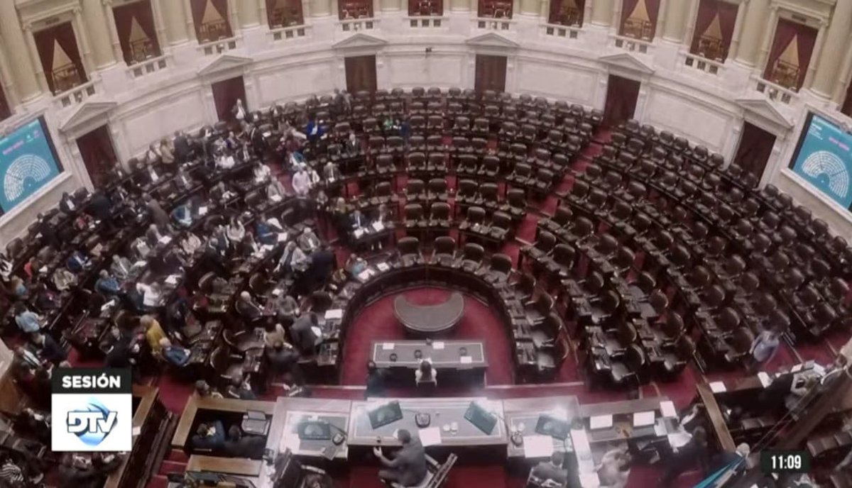 Calladitos y escondidos atrás de las cortinas, diputadas/os  le dieron la espalda al pueblo y a la educación pública. Ayer se hacían los comprometidos en la marcha federal universitaria, hoy voltean la sesión para tratar el presupuesto educativo. Más hipócritas no se consigue.