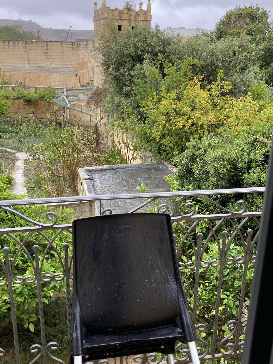 12 Monate praktisch kein Tropfen Regen auf Gozo. Die Insel ist vertrocknet, die Landwirte verzweifelt. Dann kam ein Norddeutscher. Seit 2 h regnet es aus Kübeln bei gefühlt 5 Grad.
