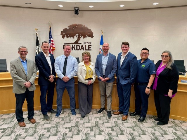 kevinjzabel's tweet photo. We were honored to have @MinnesotaCities ED @LukeMNCities and BOD member Jay Stroebel join us at our city council meeting last night to recognize @oakdalemn City Admin Chris Volkers for her service on the LMC Board. https://t.co/qIumtrWQVj