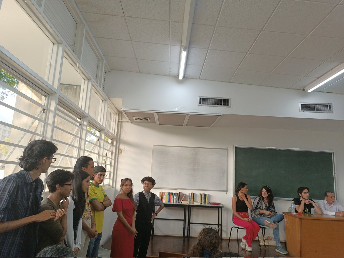 Ayer tuvimos el honor de premiar a los ganadores y mención honorífica del primer concurso de narrativa UCV, en apoyo al centro de estudiantes de Letras-UCV🎉📚 ¡Gracias por la confianza! 
Pueden leer a los primeros lugares en nuestro 4to número🚀👇🏻: drive.google.com/file/d/1i-4R2y…