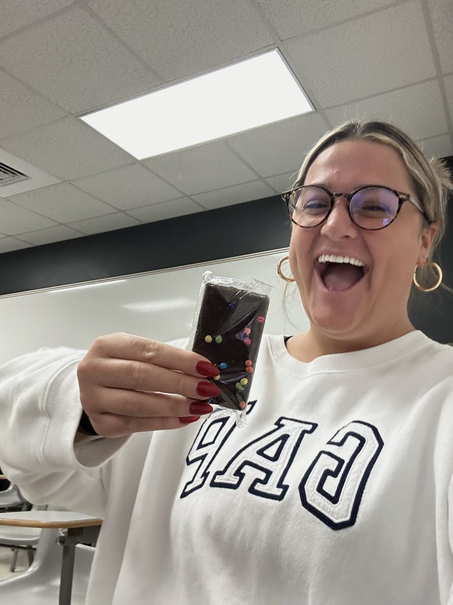 tesssummerss's tweet photo. That feeling in #COM309 when you get @LittleDebbie in class! Reminds me of my school lunches in elementary school! 🍫🍰🍩🧁
@MSU_RCOAL https://t.co/Zpzi3cmt6n