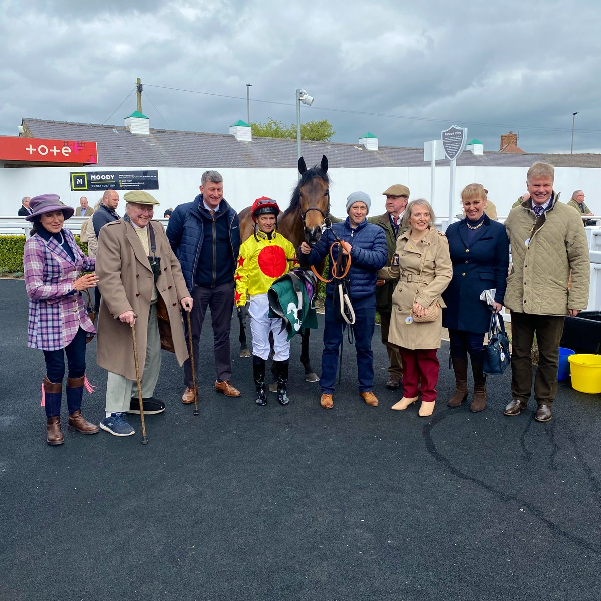 It’s a double for @EasterbyTim as VINCE L’AMOUR wins the third race under @dallen555 for @TDE_Syndicates - congratulations!