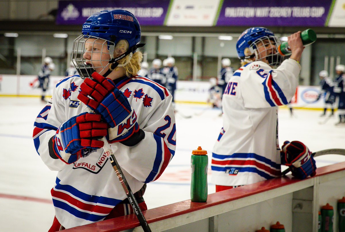 AFTER 1 | The @aaabuffs get goals from Liam O'Neill and Rhys Jamieson to lead the Markham Waxers 2-1. APRÈS 20 MIN | Les @aaabuffs prennent les devants 2-1 contre les Waxers grâce aux buts de Liam O'Neill et Rhys Jamieson. #TELUSCup | #CoupeTELUS