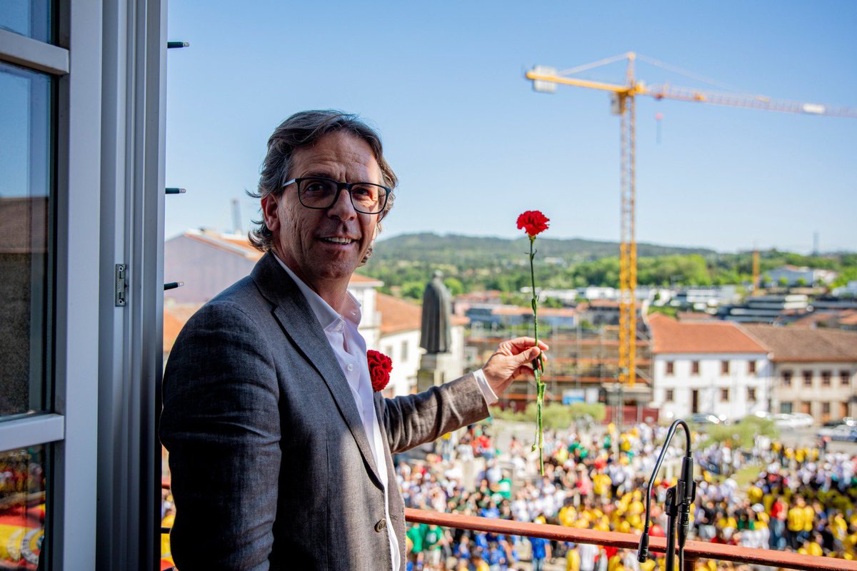 m_constantino4's tweet photo. Quatro mil alunos participaram ontem à tarde na Marcha pela Liberdade, no âmbito das comemorações dos 50 anos do 25 de Abril, promovidas pelo Município de Barcelos. Foi um dia muito bonito, de festa, cor e alegria. Lutem sempre pelos valores de Abril. O futuro é dos jovens! https://t.co/soduujMRe5